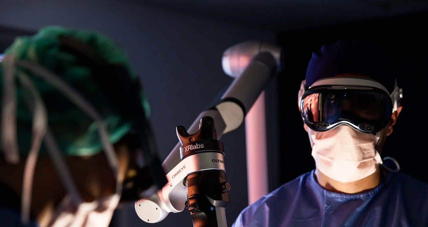 Surgeon working with the XRlabs digital twin in theatre